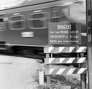 167637 Afbeelding van het bord Wacht tot het rode licht gedoofd is. Er kan nog een trein komen bij de spoorwegovergang ...